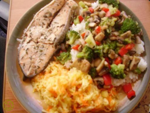 Tymiankowy łosoś z ryżem i warzywami.