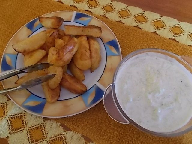 Tzatziki z pieczonymi ziemniakami Tzatziki z pieczonymi ziemniakami