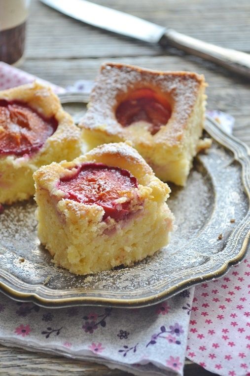 Ucierane ciasto kokosowe ze śliwkami