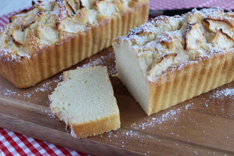 Ucierane ciasto na białkach z jabłkami