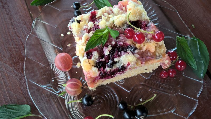 Ucierane ciasto z agrestem, porzeczką i poziomkami