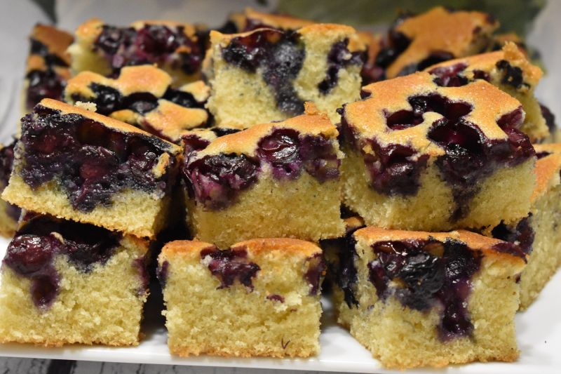 Ucierane ciasto z borówkami