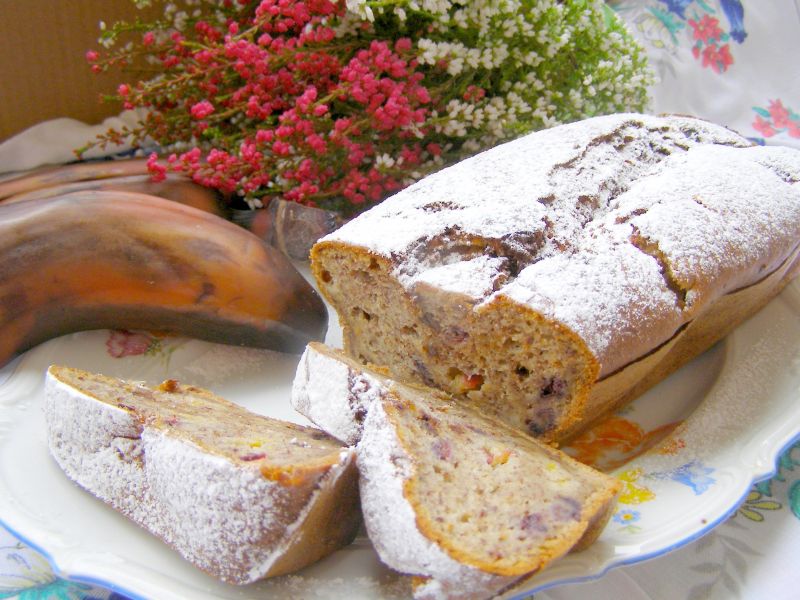 Ucierane ciasto  z brązowych bananów,śliwkami