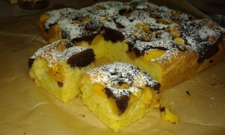 Ucierane ciasto z brzoskwiniami Ucierane ciasto z brzoskwiniami