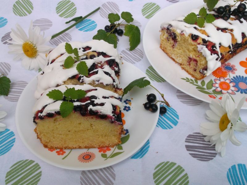 Ucierane ciasto z czarnymi porzeczkami i lukrem