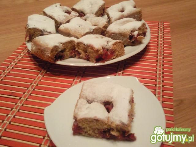 Ucierane ciasto z czereśniami