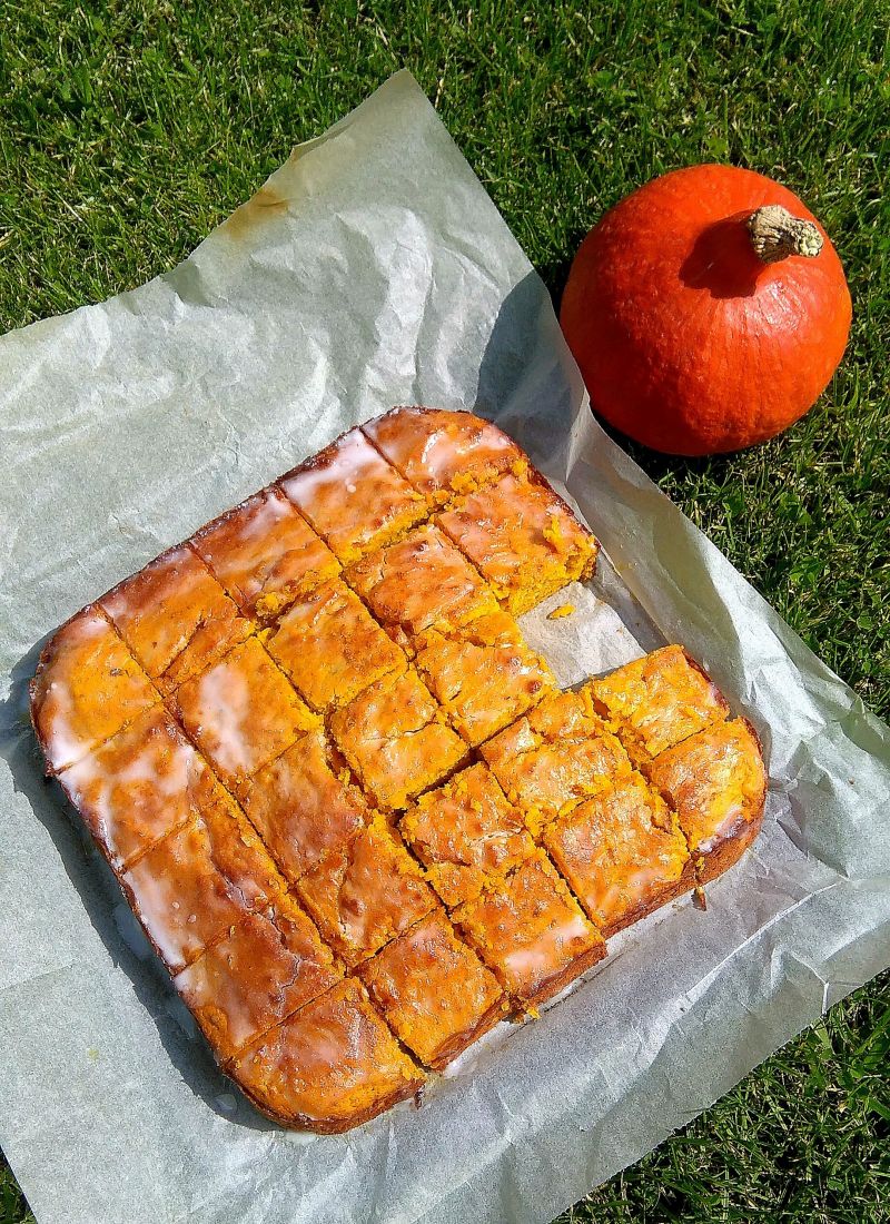 Ucierane ciasto z dynią i lukrem jogurtowym Ucierane ciasto z dynią i lukrem jogurtowym