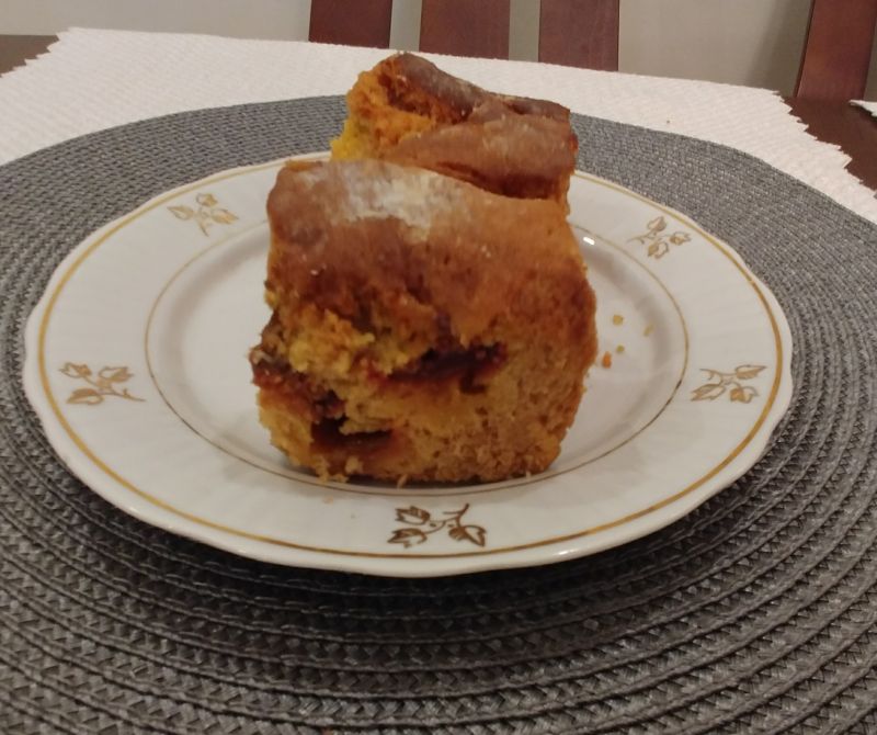 Ucierane ciasto z jabłkami i śliwkami