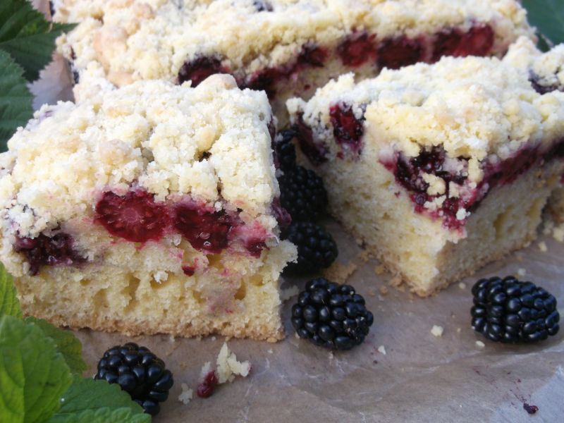 Ucierane ciasto z jeżynami i kruszonką