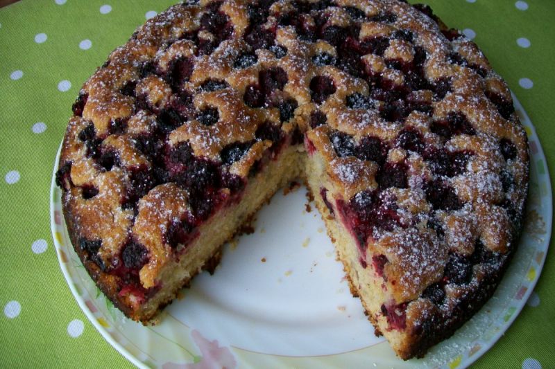 Ucierane ciasto z malinami
