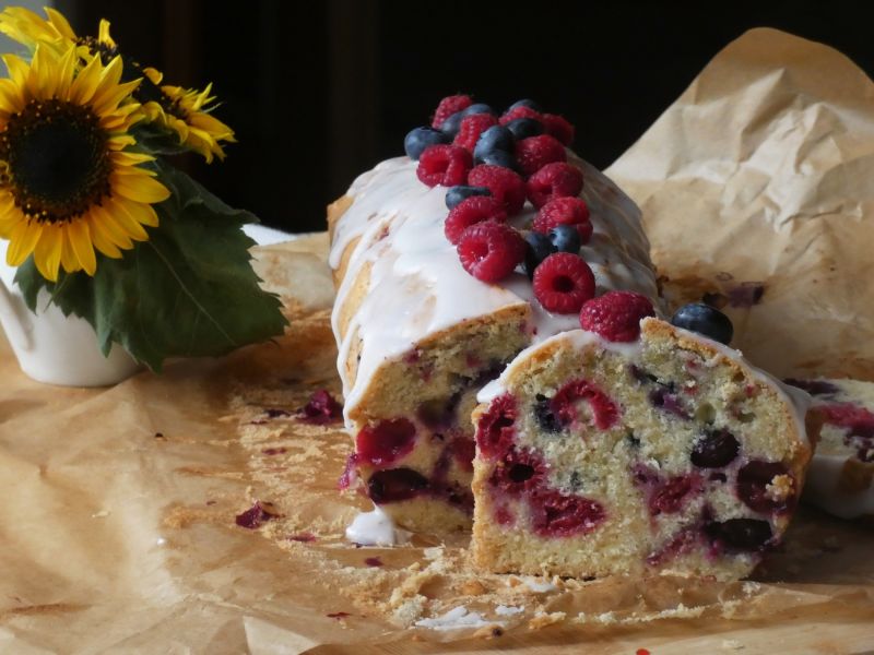 Ucierane ciasto z malinami i borówką 