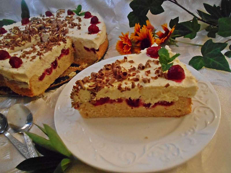 Ucierane ciasto z malinami, mascarpone i czekoladą Ucierane ciasto z malinami, mascarpone i czekoladą