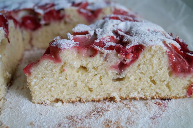 Ucierane ciasto z mlekiem i truskawkami