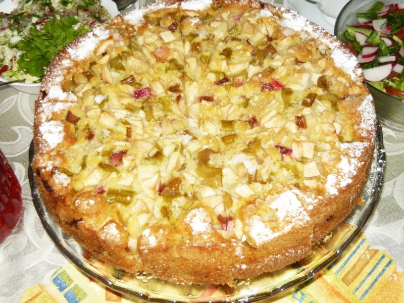 Ucierane ciasto z rabarbarem i jabłkiem