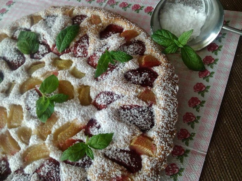 Ucierane ciasto z rabarbarem i truskawkami Ucierane ciasto z rabarbarem i truskawkami