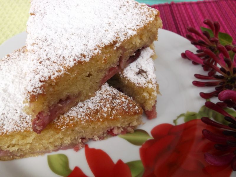 Ucierane ciasto z truskawkami