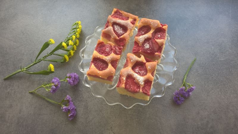 Ucierane ciasto z truskawkami