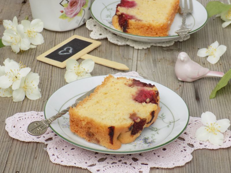 Ucierane ciasto z truskawkami i kokosem