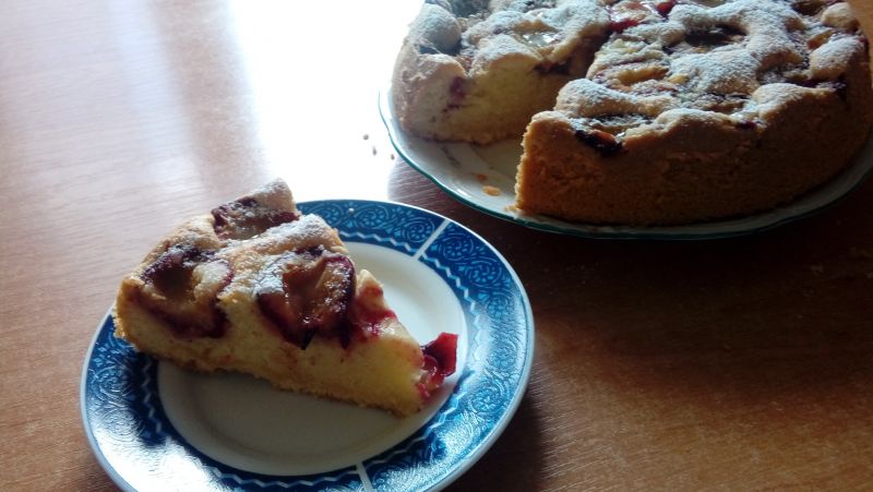 Ucierane ciasto ze śliwkami