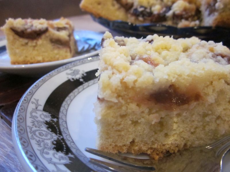 Ucierane ciasto ze śliwkami i orzechami