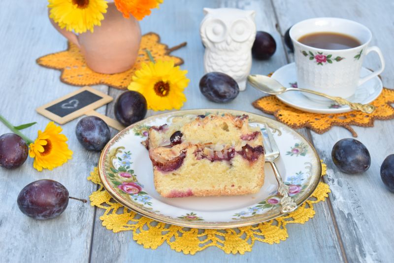 Ucierane ciasto ze śliwkami i płatkami migdałowymi