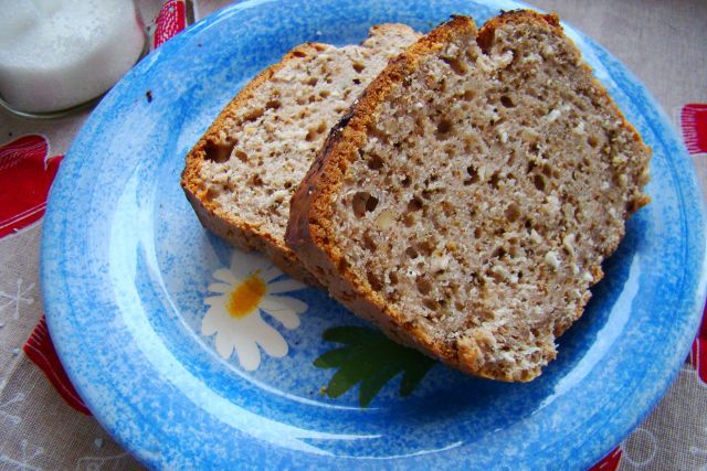 Ucierany orzechowiec z kawałkami czekolady