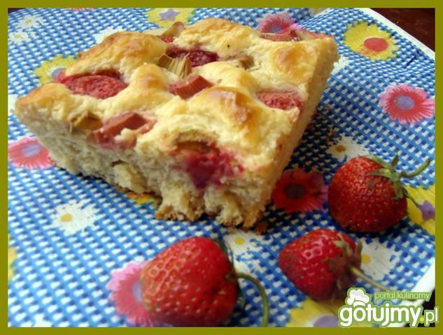 Udawany drożdżowy z owocami