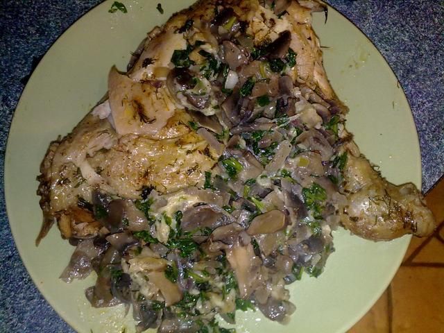 Udka duszone w ziołach z pieczarkami  Udka duszone w ziołach z pieczarkami