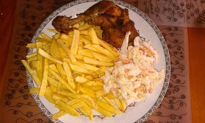 Udka, frytki + surówka Udka, frytki + surówka