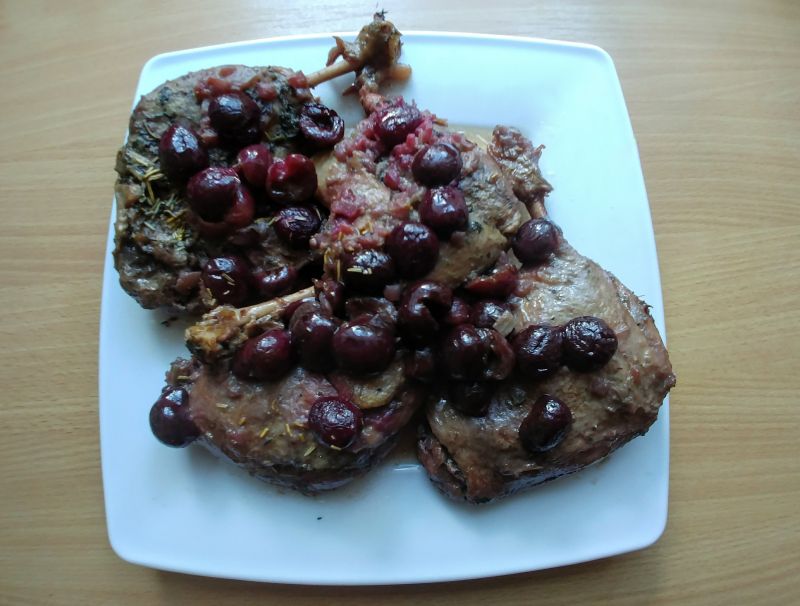 Udka kacze w czereśniach z sosem rabarbarowym 