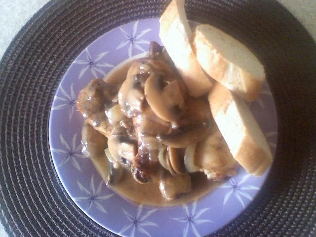 Udka kurczaka duszone z pieczarkami.