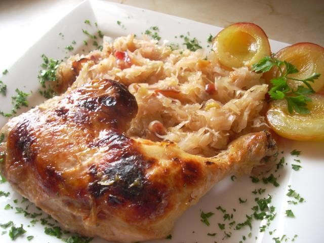 Udka kurczaka na śliwkowej kapuście Udka kurczaka na śliwkowej kapuście
