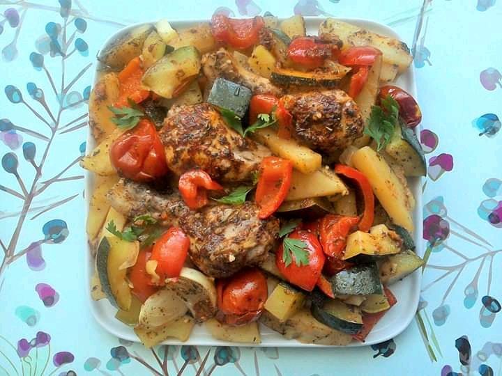 Udka kurczaka pieczone z cukinią i warzywami Udka kurczaka pieczone z cukinią i warzywami