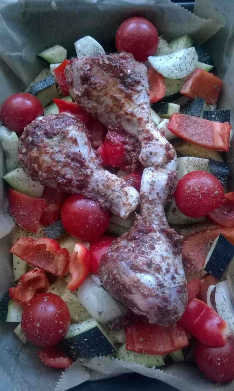 Udka kurczaka pieczone z cukinią i warzywami