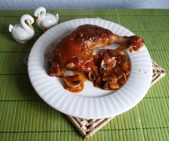 Udka kurze w ciemnym sosie z pieczarkami