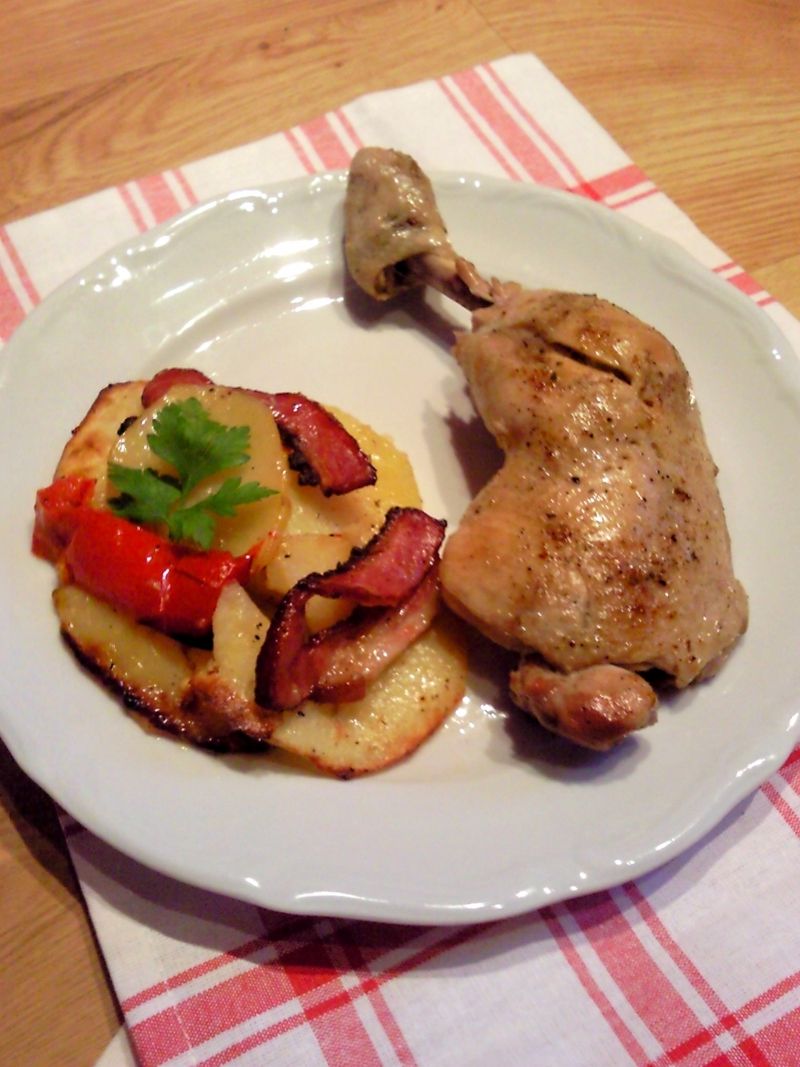 Udka na pieczonych ziemniaczkach i boczku Udka na pieczonych ziemniaczkach i boczku