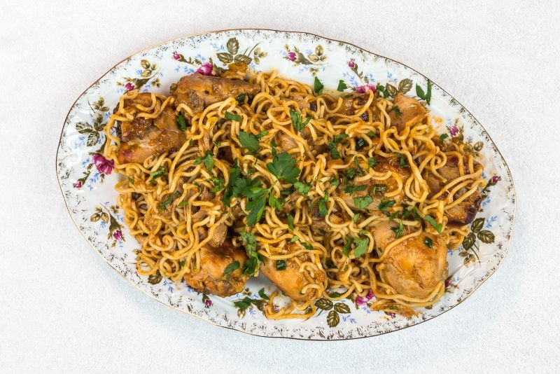 Udka na słodko-ostro podane z makaronem azjatyckim