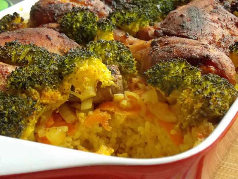 Udka na żółtym ryżu z warzywami