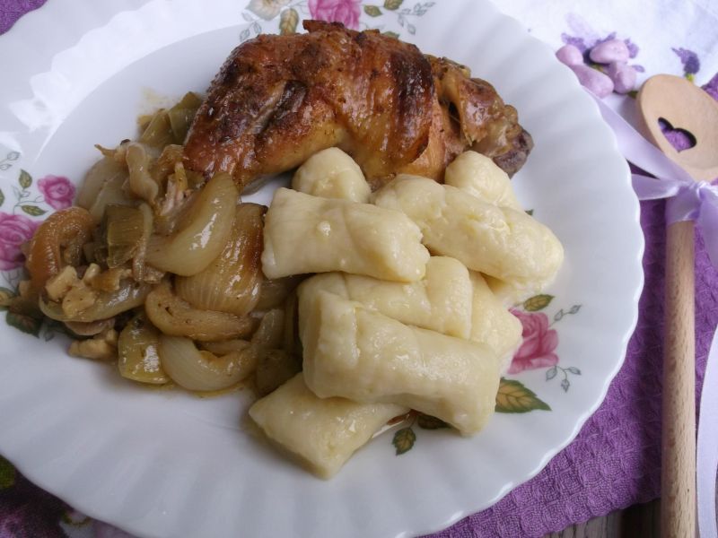 Udka pieczone w cebuli i porach podane z kopytkami