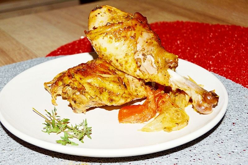 Udka pieczone z cebulą i papryką Udka pieczone z cebulą i papryką