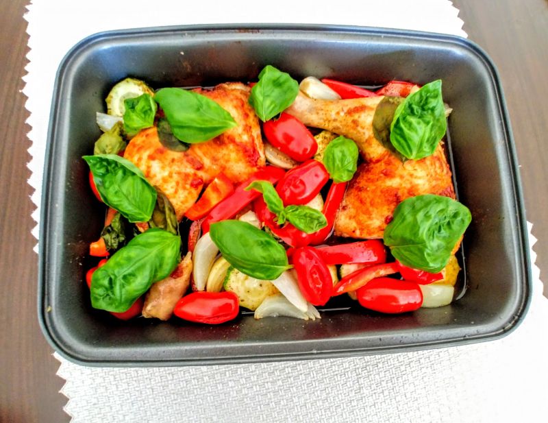 Udka pieczone z cukinią, papryką i pomidorami