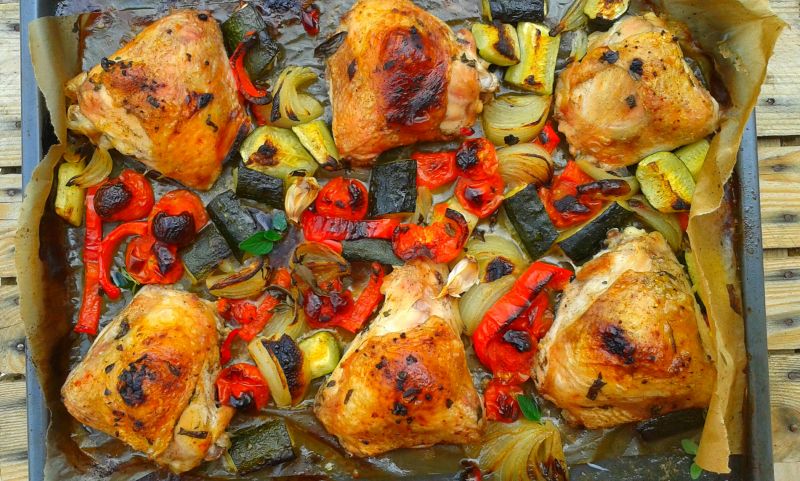 Udka pieczone z papryką, cukinią i pomidorami Udka pieczone z papryką, cukinią i pomidorami