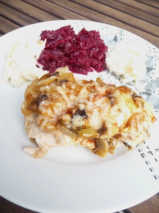 Udka pieczone z pieczarkami, cebulą i serem Udka pieczone z pieczarkami, cebulą i serem