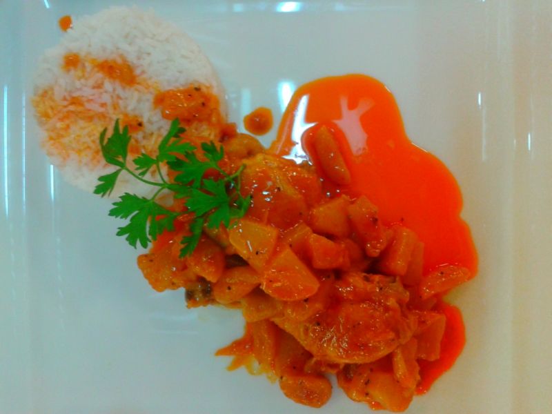 Udka w czerwonym curry z morelami 