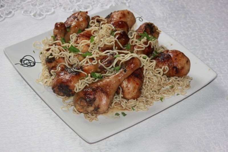 Udka w makaronie azjatyckim