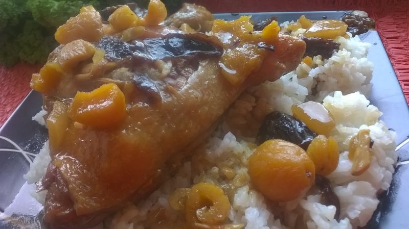 Udka w sosie z suszonych moreli i śliwek