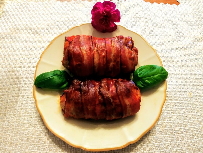 Udka z kurczaka w boczku, z papryką i cebulą