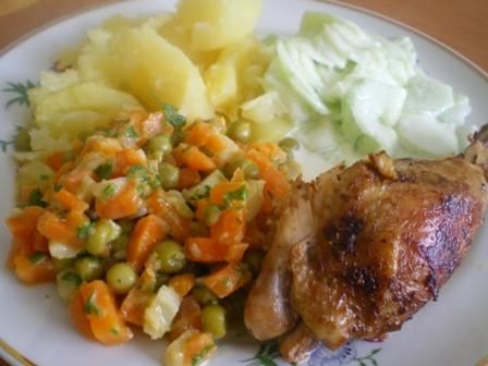 Udka z mizerią, warzywami i ziemniakami Udka z mizerią, warzywami i ziemniakami
