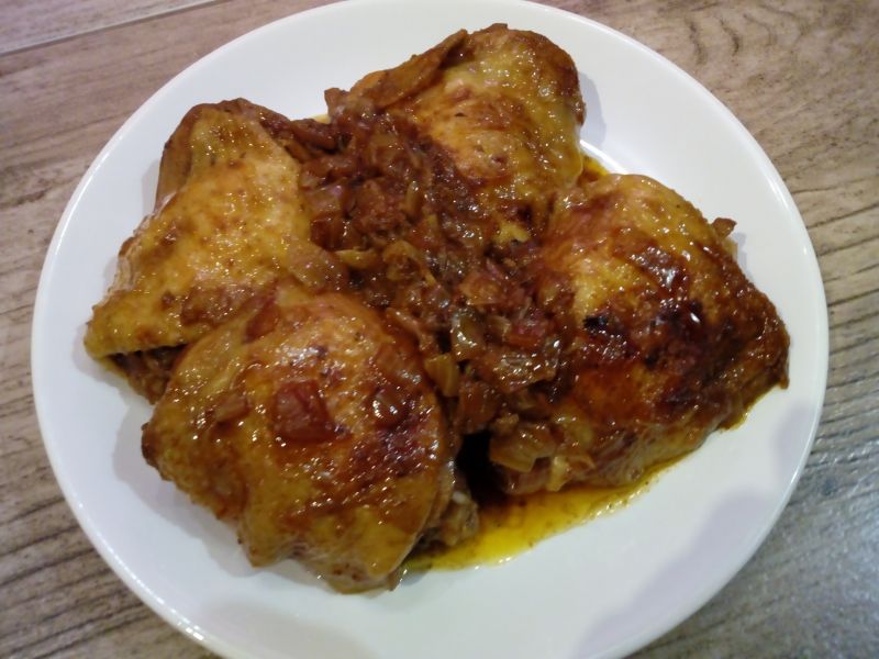 Udka z sojowej marynaty duszone w cebuli Udka z sojowej marynaty duszone w cebuli