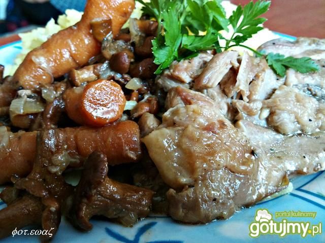 Udziec duszony w kurkach i marchewce